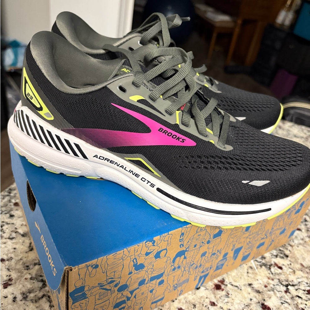 NEW Brooks Women's Adrenaline GTS Shoes - size 9